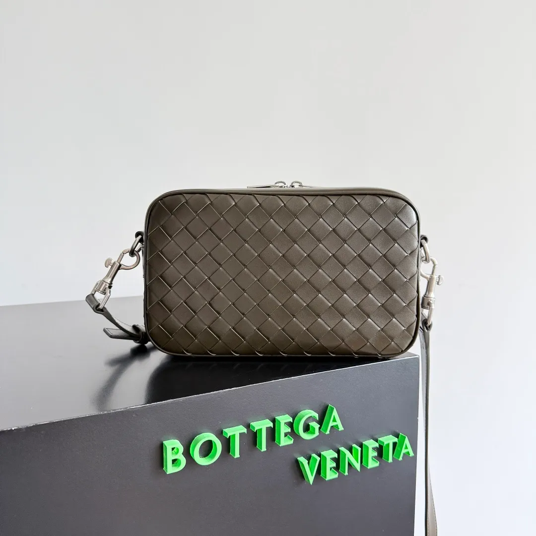 Batch 1820 BOTTEGA VENETA small INTRECCIATO woven camera bag This bv classic camera bag is a further evolution of classic woven technology, combining practicality and fashion, perfectly meeting multi-purpose needs! Classic leather handmade. Lightweight and large capacity. The shoulder strap is removable and adjustable. In addition to being worn cross-body, it can also be placed in the suitcase as a toiletry bag. It is very convenient for daily storage and classification. It also has hanging accessories to show your personality. No matter how complicated the world is, as long as you have a bag with you, everything will become better. Style number: 755923 Size: 24.5*15*6cm